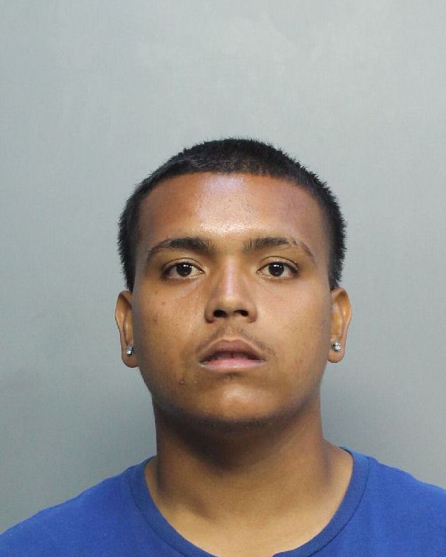 Yarnahin Flores fotografia del sheriff oficial del condado de Broward